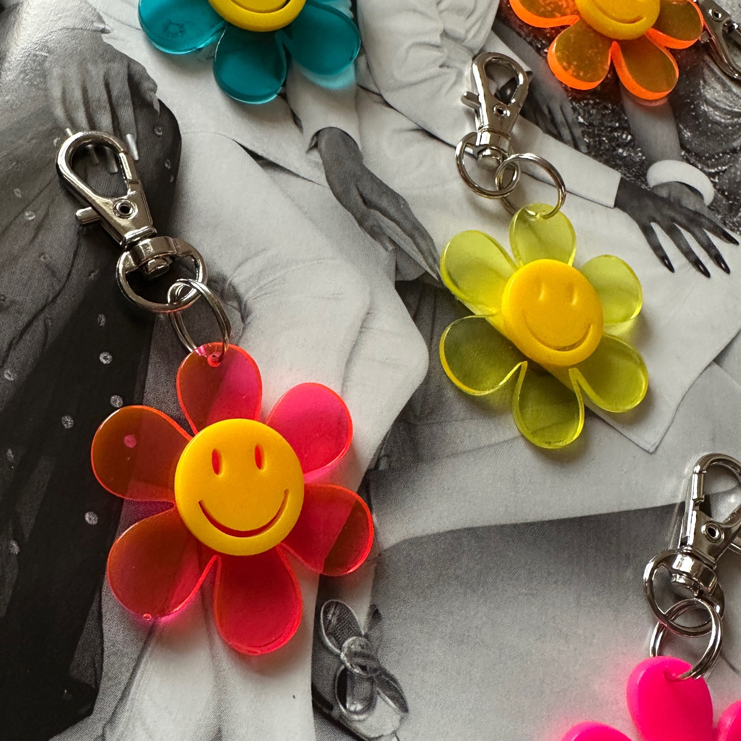 Retro Smiley Face Flower -  vintage keychain vintage charms for bag nostalgia vintage keychains y2k collectible - Bag Crap