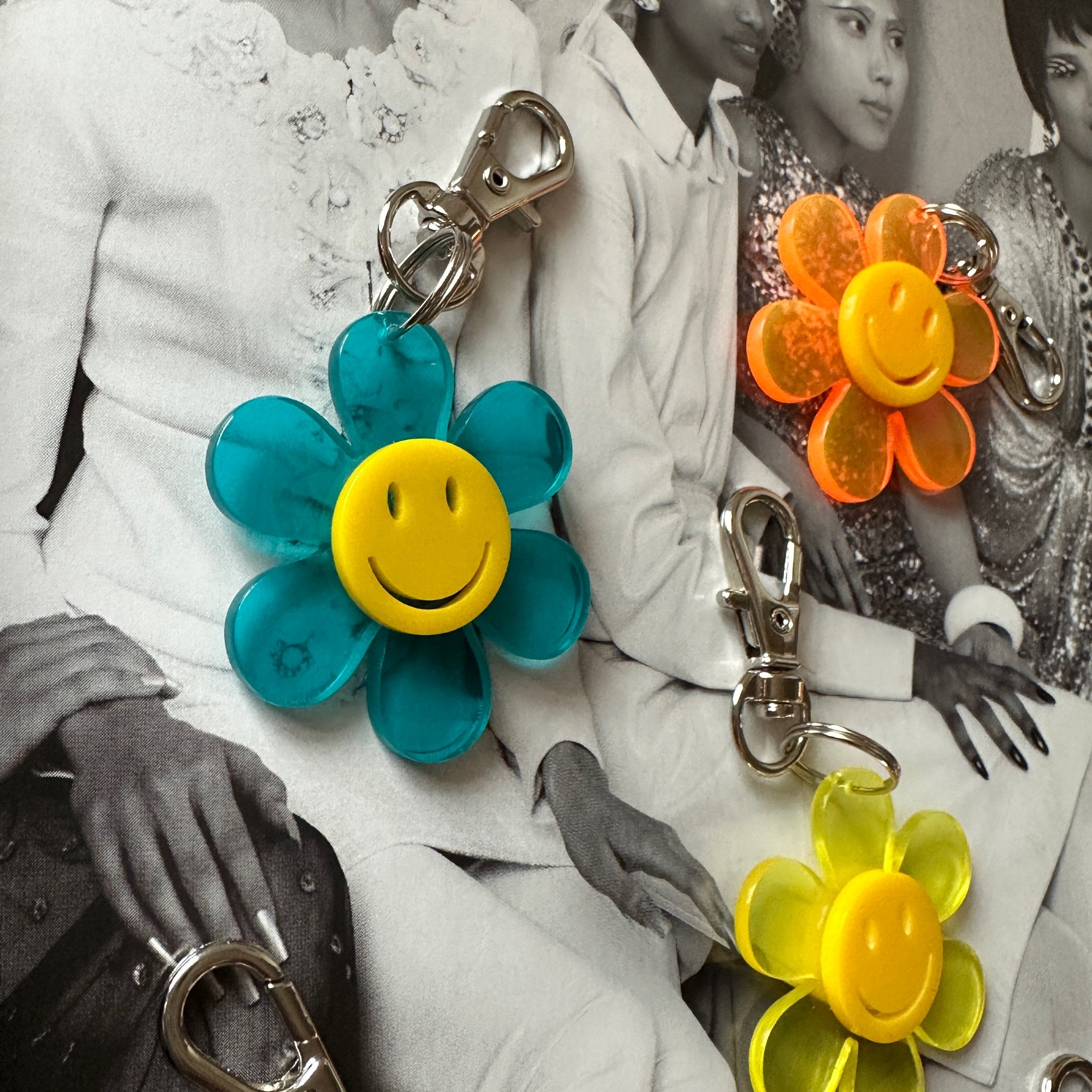 Retro Smiley Face Flower -  vintage keychain vintage charms for bag nostalgia vintage keychains y2k collectible - Bag Crap